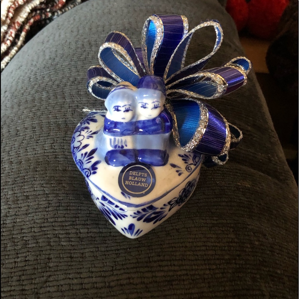Vintage Delfts Blauw - Holland Hand painted Boy and Girl Trinket Heart Box.